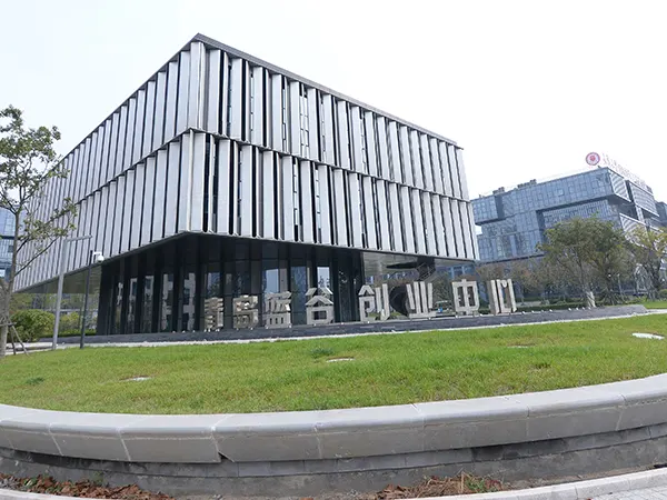 Какова срок службы изготовленных стальных высотных зданий по сравнению с традиционными методами строительства?